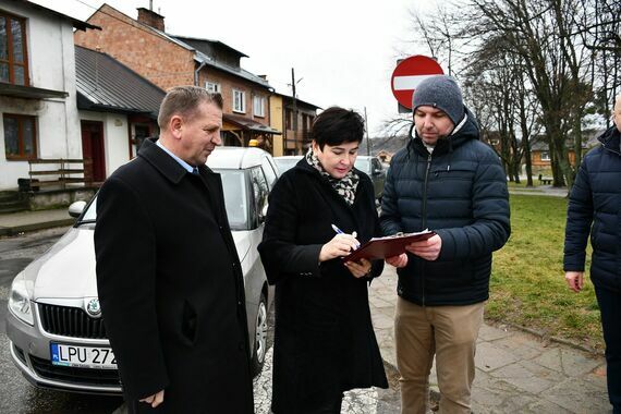 Starosta Danuta Smaga podpisuje umowę przekazania tzw. placu budowy