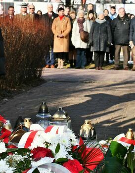 Uroczystości pod Krzyżem przy WKU