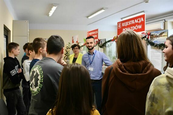 Wizyta ósmoklasistów ze Szkoły Podstawowej im. Stefana Czarnieckiego w Gołębiu