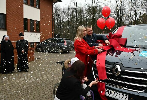 Windą do Nieba pokonują bariery transportowe. Nowe inwestycje sióstr Benedyktynek