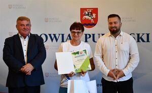 Puławscy laureaci Rywalizacji o Puchar Rowerowej Stolicy Polski nagrodzeni przez starostę