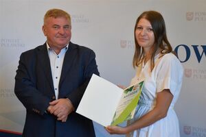 Puławscy laureaci Rywalizacji o Puchar Rowerowej Stolicy Polski nagrodzeni przez starostę