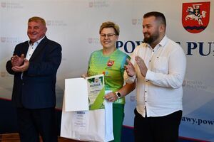 Puławscy laureaci Rywalizacji o Puchar Rowerowej Stolicy Polski nagrodzeni przez starostę