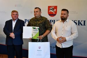 Puławscy laureaci Rywalizacji o Puchar Rowerowej Stolicy Polski nagrodzeni przez starostę