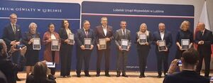 Dyrektor i nauczyciele placówek powiatowych uhonorowani z okazji Dnia Edukacji Narodowej