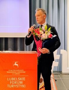 Turystyczne perły Powiatu Puławskiego docenione, n scenie dyrektor hotelu Arche