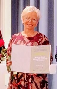 Turystyczne perły Powiatu Puławskiego docenione, przedstawicielka Magicznych Ogrodów z dyplomem i różą