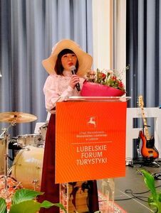 Turystyczne perły Powiatu Puławskiego docenione, przedstawicielka firmy Retro Meleks