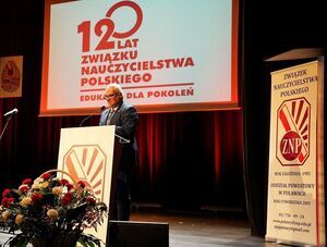 Jubileusz 120-lecia Związku Nauczycielstwa Polskiego, przemawia członek zarządu Andrzej Mitruczuk