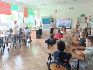 Warsztaty ekologiczno- przyrodnicze w Szkole Podstawowej w Janowcu „Budujemy domki dla owadów”.