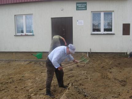 Kostka przed świetlicą wiejską w Głogowej