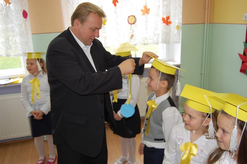 Ślubowanie uczniów klasy I w szkole w Korytnicy