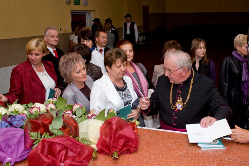 Ksiądz kanonik Bolesław Nowak Honorowym Obywatelem Gminy i Miasta Raszków