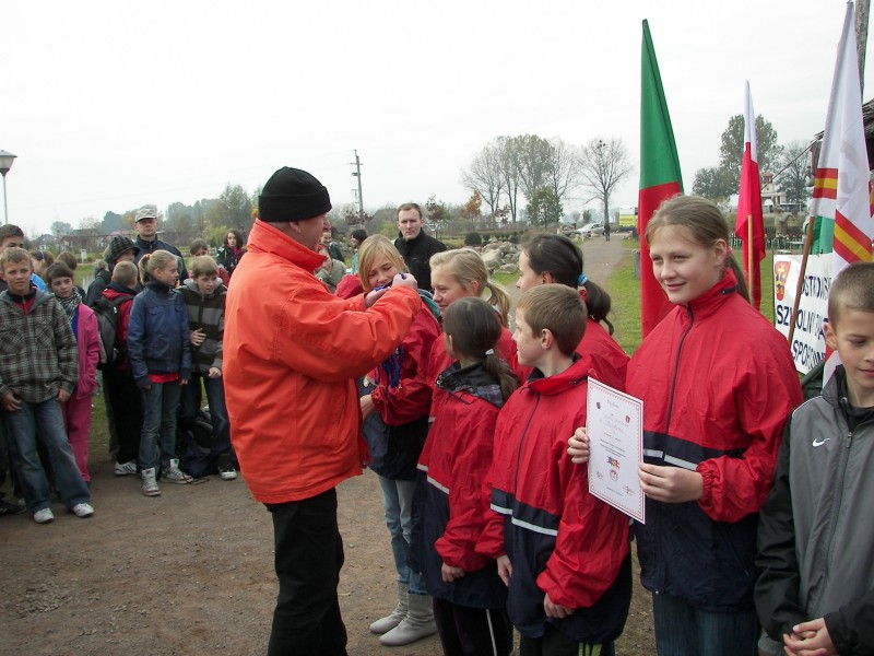 MISTRZOSTWA POWIATU OSTROWSKIEGO   W SZTAFETOWYCH BIEGACH PRZEŁAJOWYCH  ODOLANÓW  18.10.2010