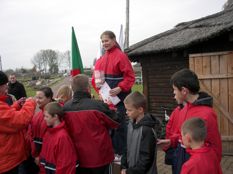 MISTRZOSTWA POWIATU OSTROWSKIEGO   W SZTAFETOWYCH BIEGACH PRZEŁAJOWYCH  ODOLANÓW  18.10.2010