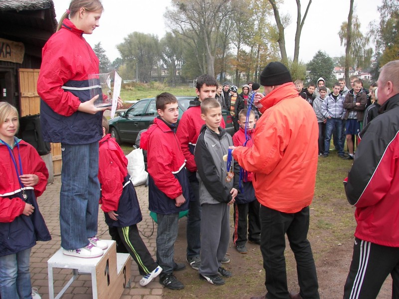 MISTRZOSTWA POWIATU OSTROWSKIEGO   W SZTAFETOWYCH BIEGACH PRZEŁAJOWYCH  ODOLANÓW  18.10.2010