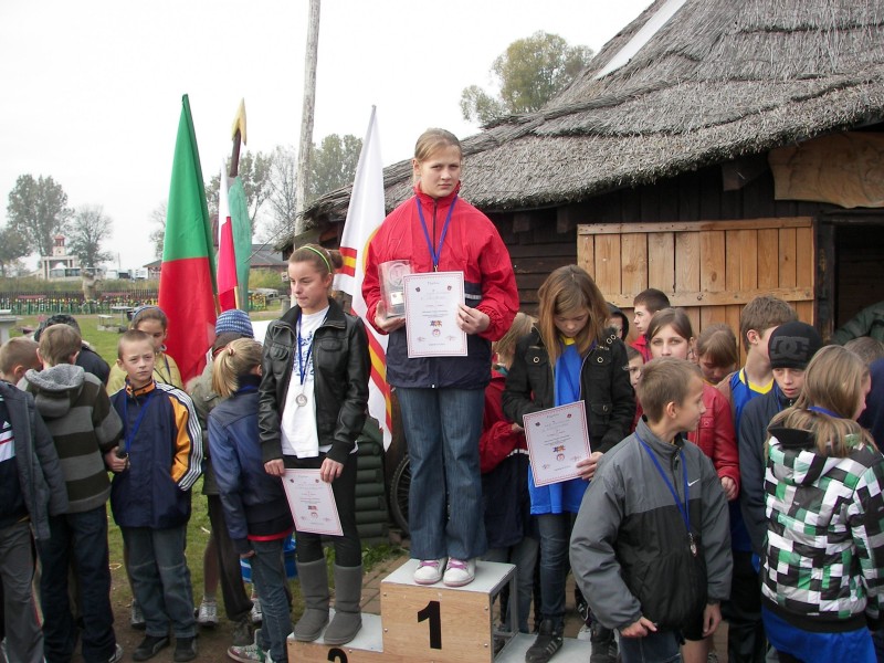 MISTRZOSTWA POWIATU OSTROWSKIEGO   W SZTAFETOWYCH BIEGACH PRZEŁAJOWYCH  ODOLANÓW  18.10.2010