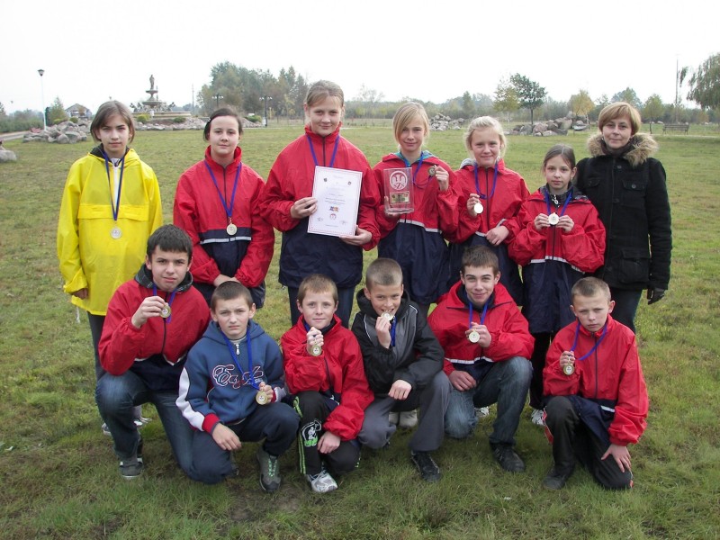 MISTRZOSTWA POWIATU OSTROWSKIEGO   W SZTAFETOWYCH BIEGACH PRZEŁAJOWYCH  ODOLANÓW  18.10.2010