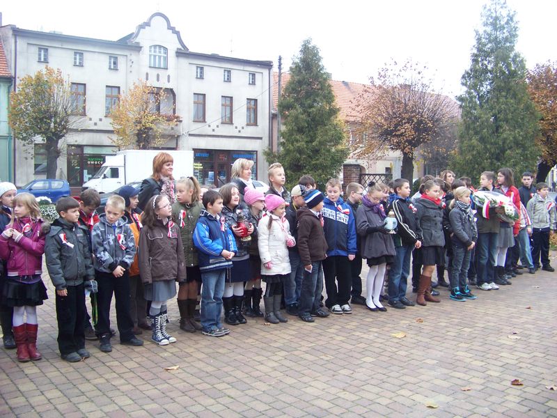 Uczniowie ze SP w Radłowie pod pomnikiem w Raszkowie