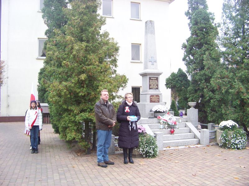 Uczniowie ze SP w Radłowie pod pomnikiem w Raszkowie