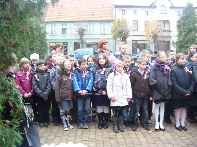 Uczniowie ze SP w Radłowie pod pomnikiem w Raszkowie