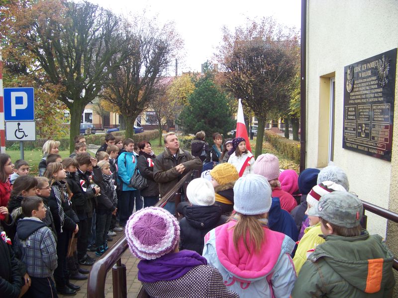 Uczniowie ze SP w Radłowie pod pomnikiem w Raszkowie