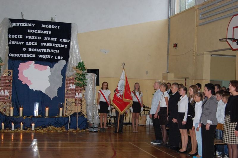 Ślubowanie klas pierwszych w raszkowskim gimnazjum