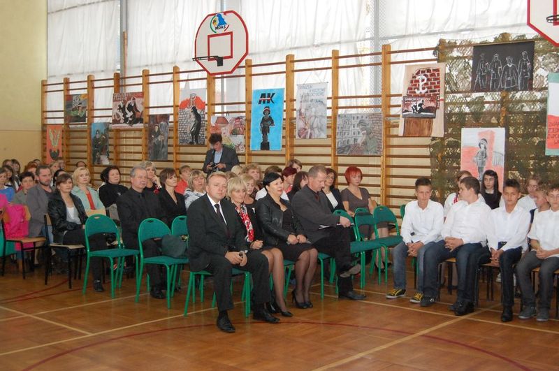 Ślubowanie klas pierwszych w raszkowskim gimnazjum