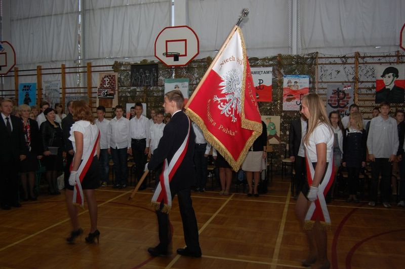 Ślubowanie klas pierwszych w raszkowskim gimnazjum