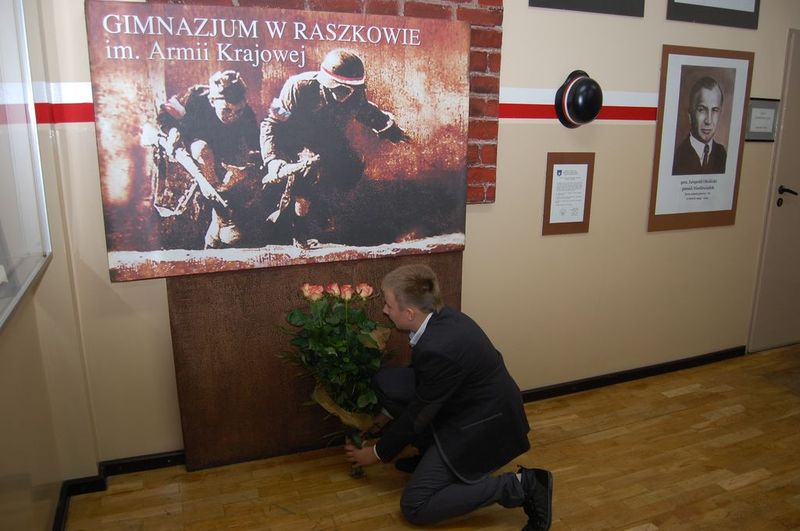 Ślubowanie klas pierwszych w raszkowskim gimnazjum