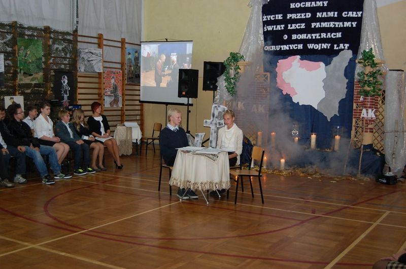 Ślubowanie klas pierwszych w raszkowskim gimnazjum