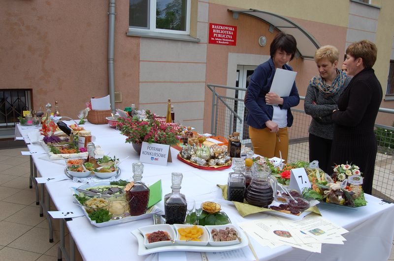 "Ogórki, marynaty, nalewki oraz pomidory, czyli domowe na zimę przetwory"