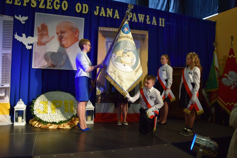 Szkoła Podstawowa w Radłowie otrzymała imię świętego Jana Pawła II