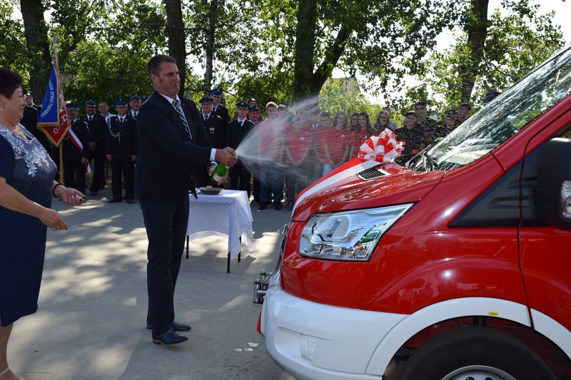 Nowy samochód w OSP Jaskółki