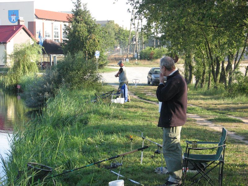 Zawody wędkarskie nad zalewem