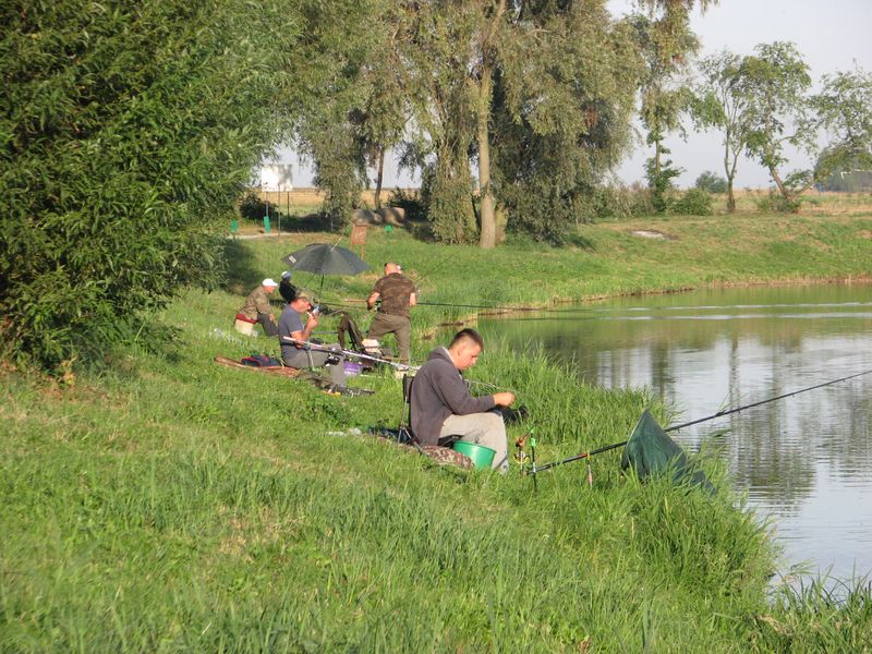 Zawody wędkarskie nad zalewem