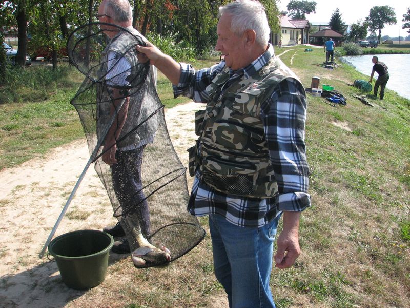 Zawody wędkarskie nad zalewem