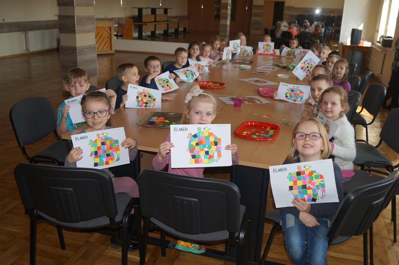 Dzieci czytają książki