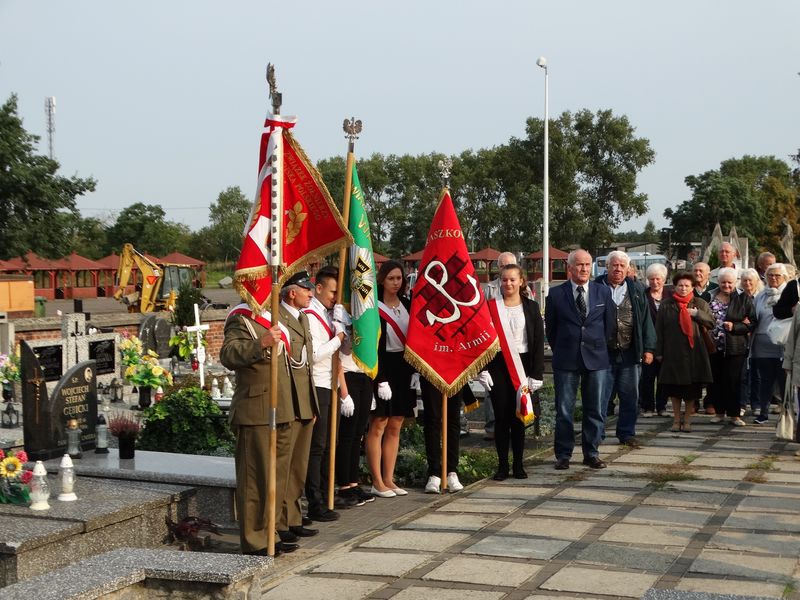 OBCHODY 78. ROCZNICY BITWY NAD BZURĄ z udziałem Pocztów Sztandarowych Szkoły Podstawowej im. Arkadego Fiedlera w Raszkowie