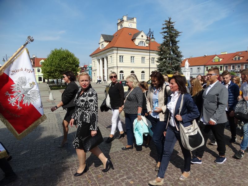 OBCHODY 78. ROCZNICY BITWY NAD BZURĄ z udziałem Pocztów Sztandarowych Szkoły Podstawowej im. Arkadego Fiedlera w Raszkowie