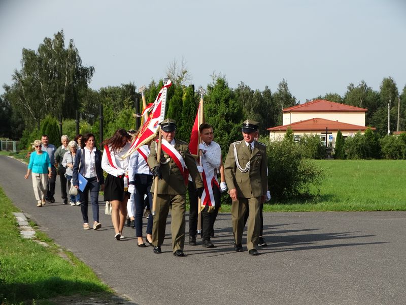 OBCHODY 78. ROCZNICY BITWY NAD BZURĄ z udziałem Pocztów Sztandarowych Szkoły Podstawowej im. Arkadego Fiedlera w Raszkowie