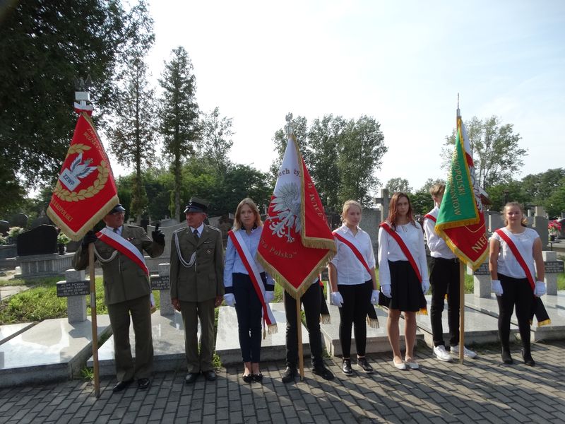 OBCHODY 78. ROCZNICY BITWY NAD BZURĄ z udziałem Pocztów Sztandarowych Szkoły Podstawowej im. Arkadego Fiedlera w Raszkowie