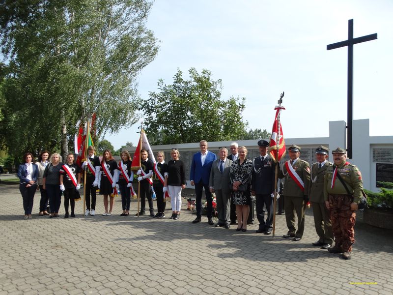 OBCHODY 78. ROCZNICY BITWY NAD BZURĄ z udziałem Pocztów Sztandarowych Szkoły Podstawowej im. Arkadego Fiedlera w Raszkowie