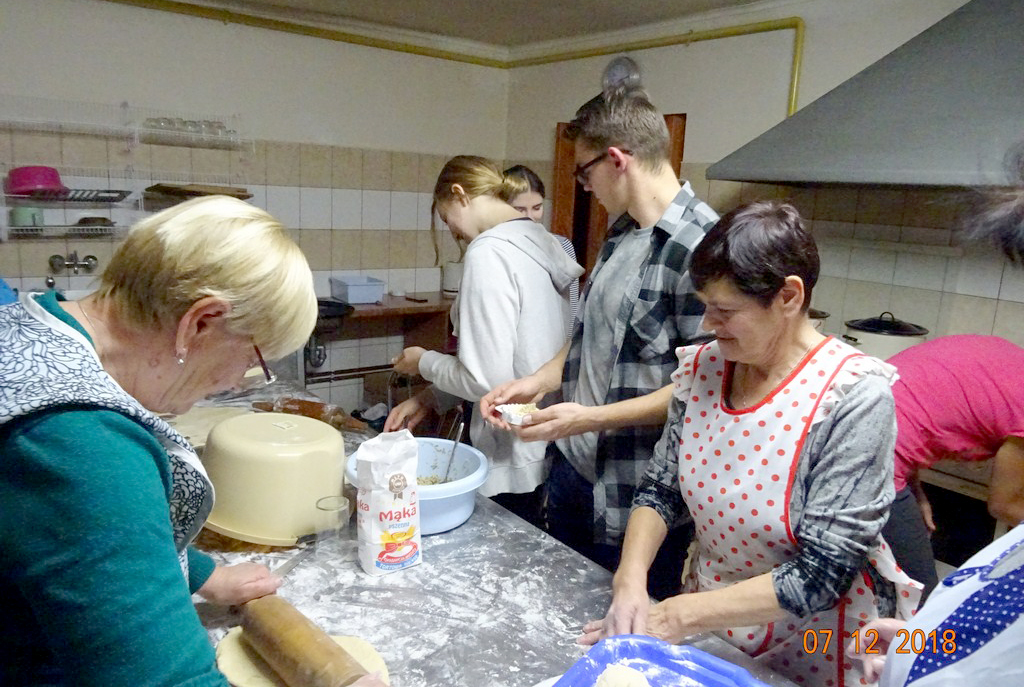 Lepienie pierogów i pieczenie pierników w Pogrzybowie