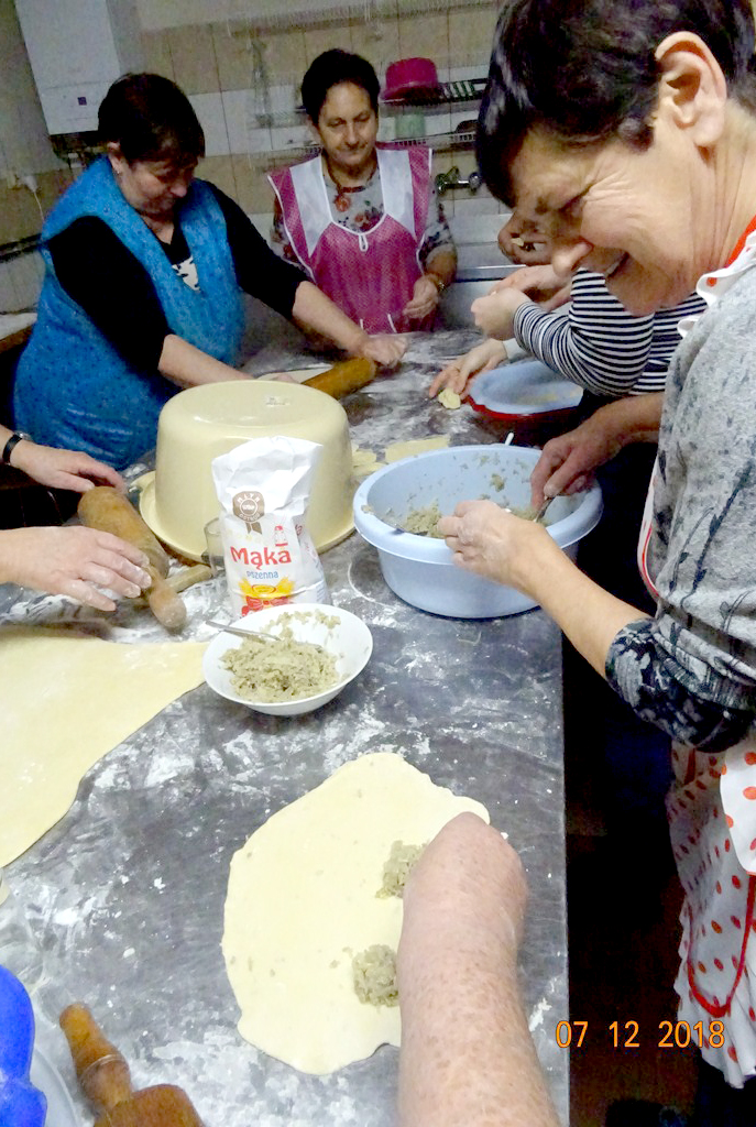 Lepienie pierogów i pieczenie pierników w Pogrzybowie