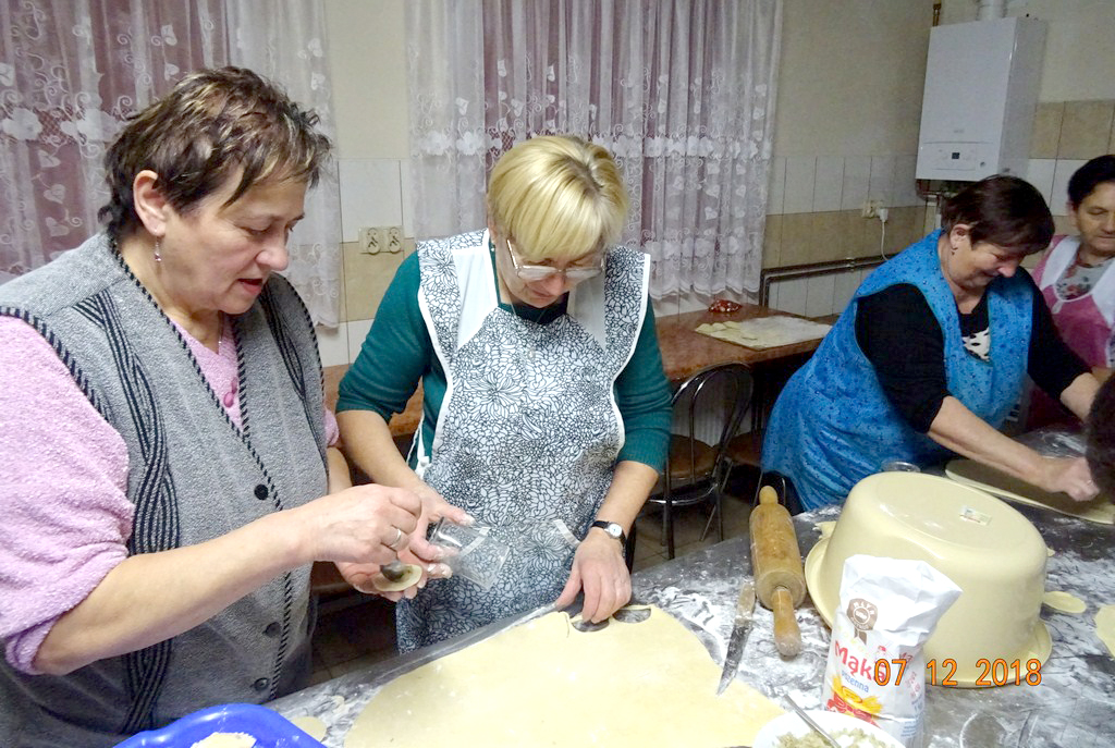 Lepienie pierogów i pieczenie pierników w Pogrzybowie