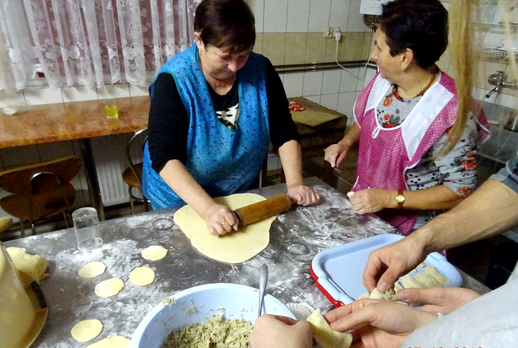 Lepienie pierogów i pieczenie pierników w Pogrzybowie