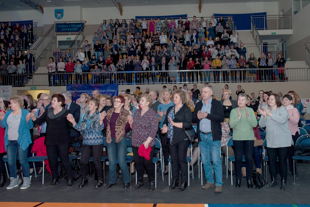 Muzyczny koktajl szlagierów na Dzień Kobiet w Raszkowie