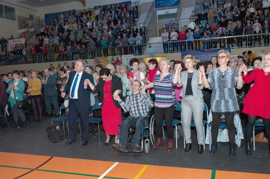 Muzyczny koktajl szlagierów na Dzień Kobiet w Raszkowie