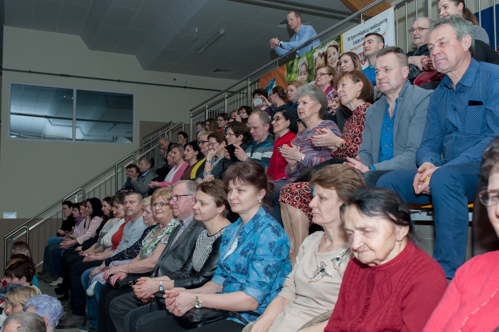 Muzyczny koktajl szlagierów na Dzień Kobiet w Raszkowie